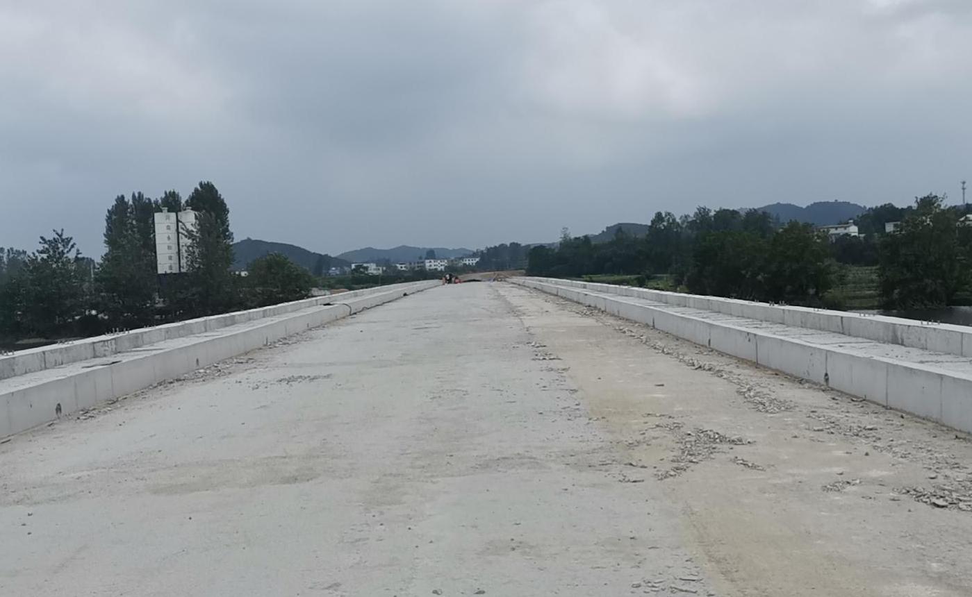 迎難而上?？⒐?鼓足干勁再出發(fā)——集團(tuán)董事長(zhǎng)孔德穩(wěn)對(duì)河川西橋工程進(jìn)行檢查指導(dǎo)